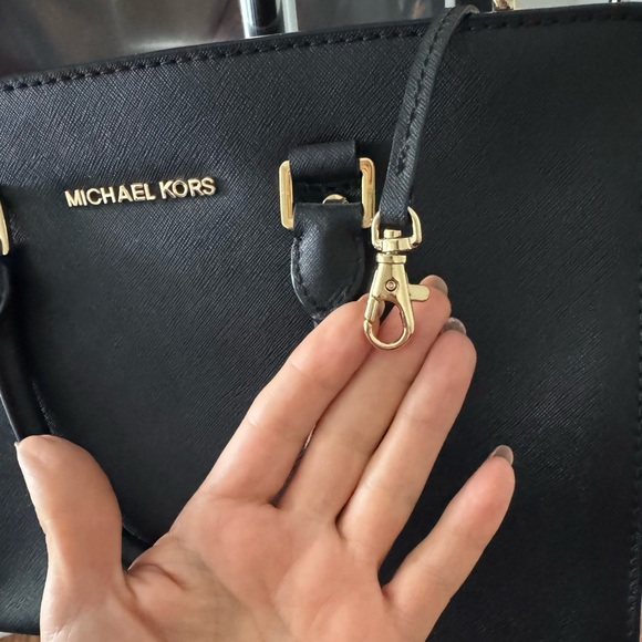 Merry Christmas 🎄🧑‍🎄 Michael Kors black bag, super clean, like new👌👌👌😍😍 - Picture 9 of 15